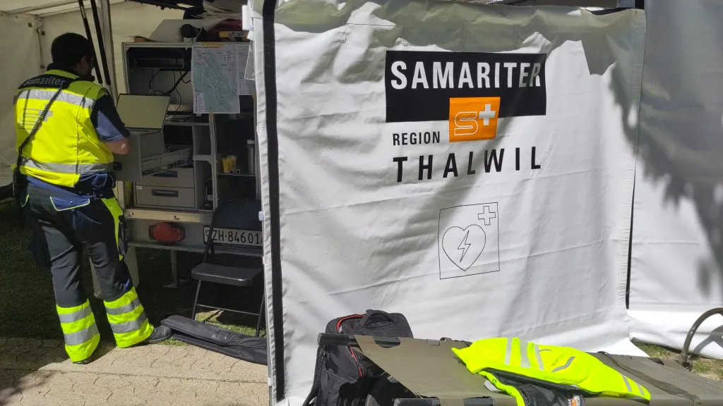 Unser Samariter-Zelt mit einem Samariter und einem Rollbarren