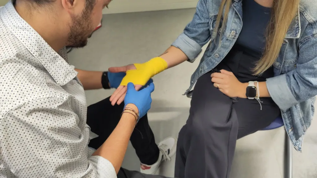 Person, die einer anderen die Hand verbindet