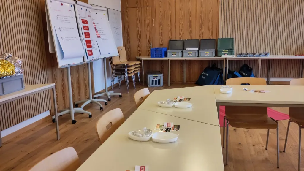 Ein für einen Nothilfekurs vorbereiteter Raum