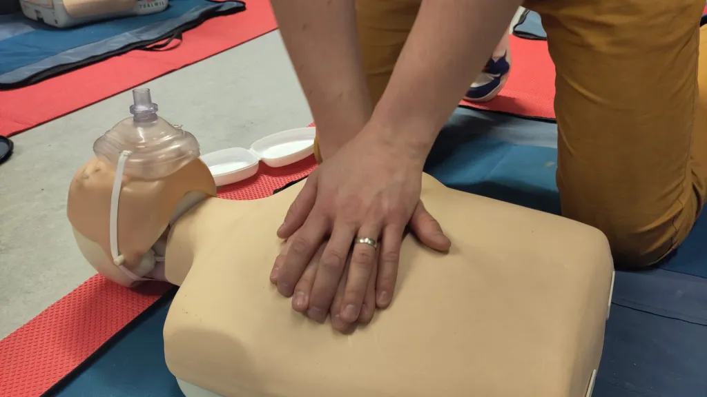 Person, die an einem Phantom Reanimation übt.