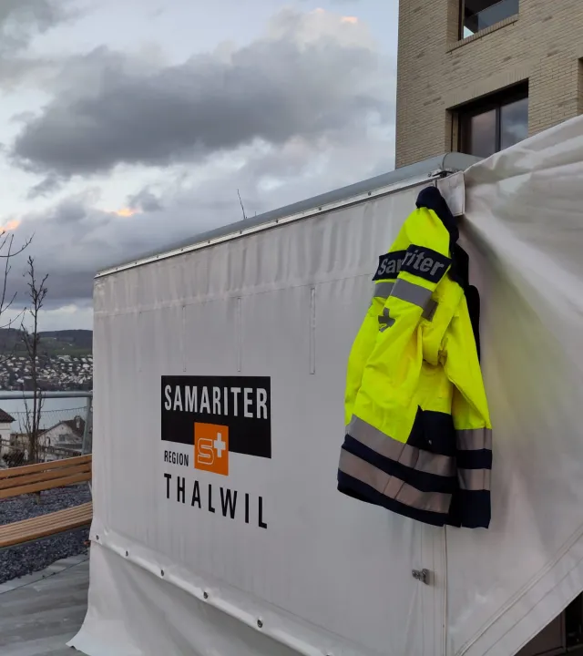 Zelt der Samariter, mit Jacke