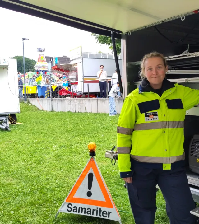 Eine Samariterin vor unserem Anhänger, daneben ein Triopan