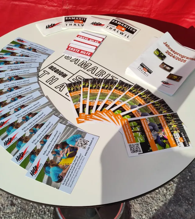 Tisch mit Flyern und Broschüren