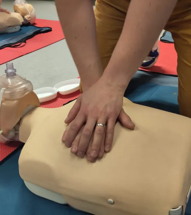 Person, die an einem Phantom Reanimation übt.