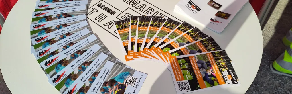 Tisch mit Flyern und Broschüren