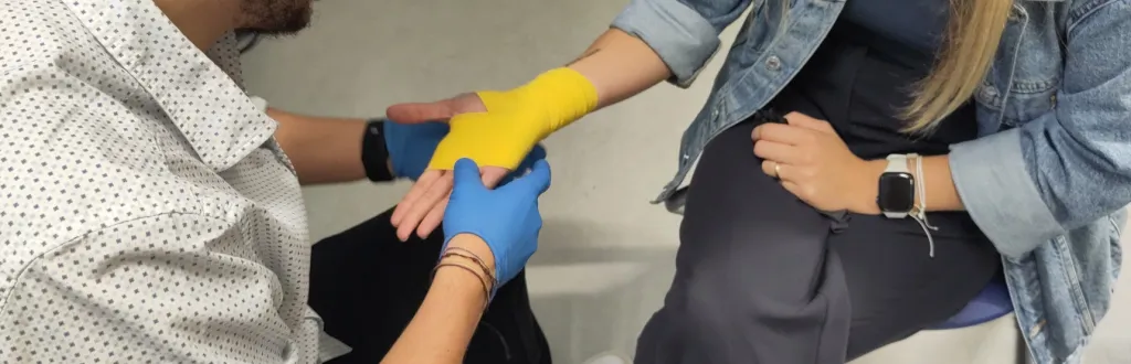 Person, die einer anderen die Hand verbindet