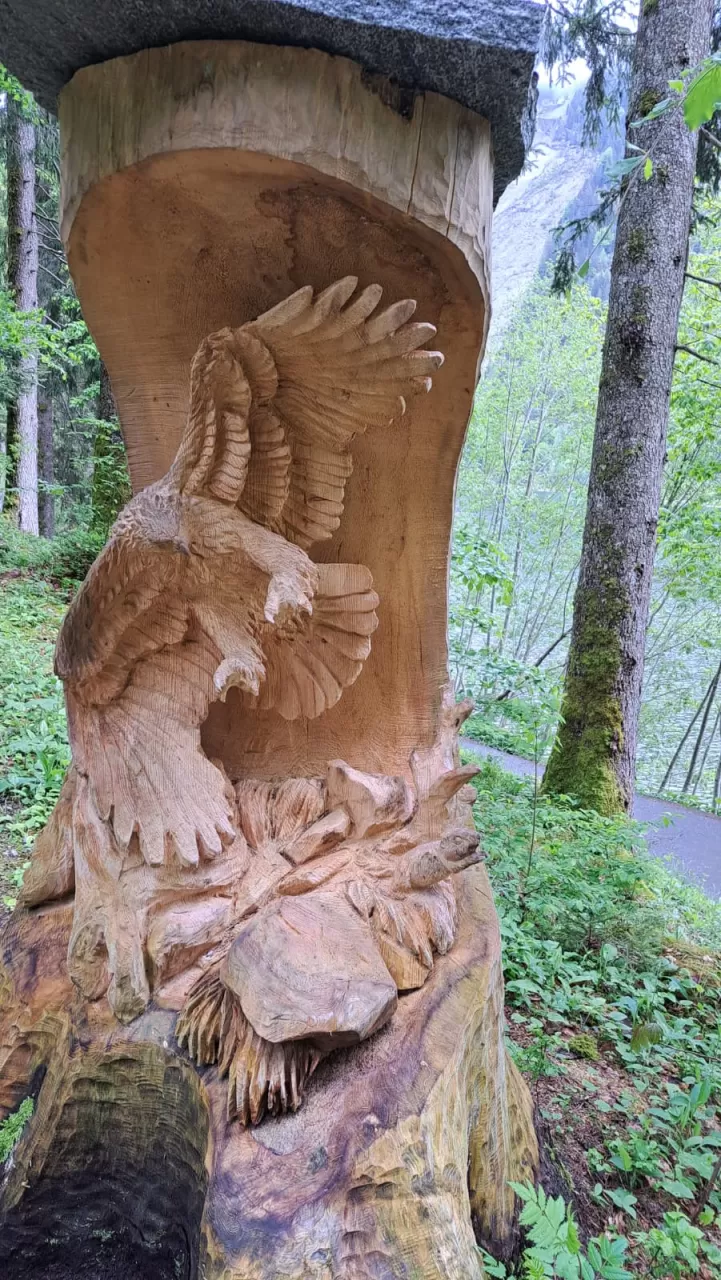 Holzskulptur eines Greifvogels
