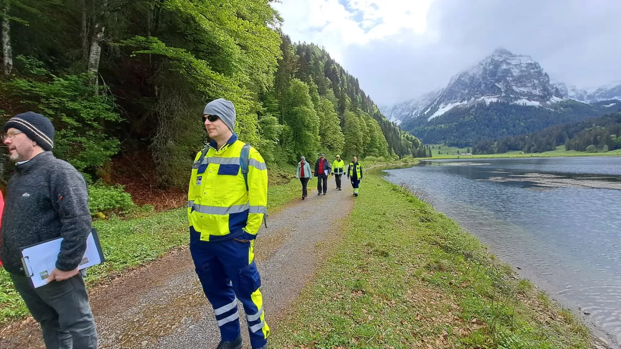 Obersee mit glarner Alpen im Hintergrund, auf dem Weg einige SamariterInnen in Uniform