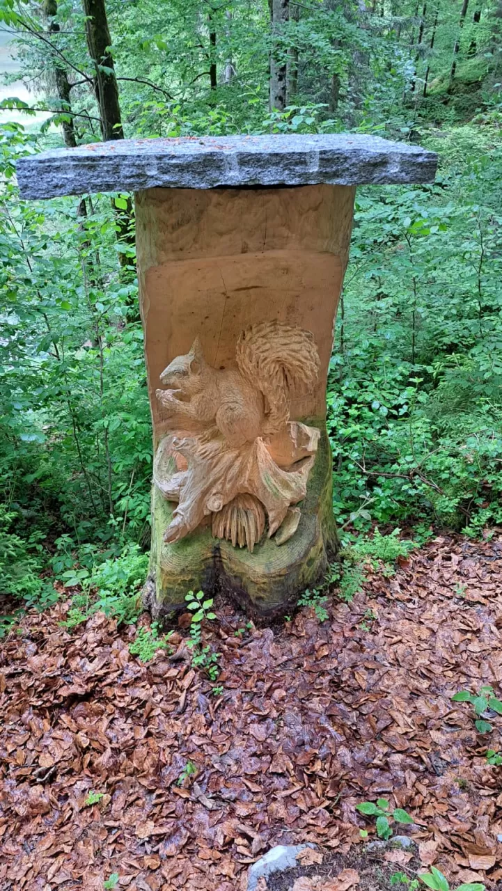 Holzskulptur eines Eichhörnchens