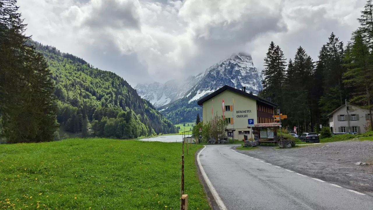 Glarner Alpen mit dem Hotel Obersee