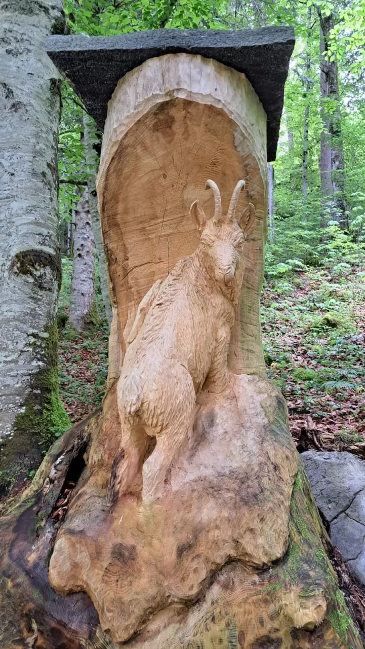 Holzskupltur eines Gämschis