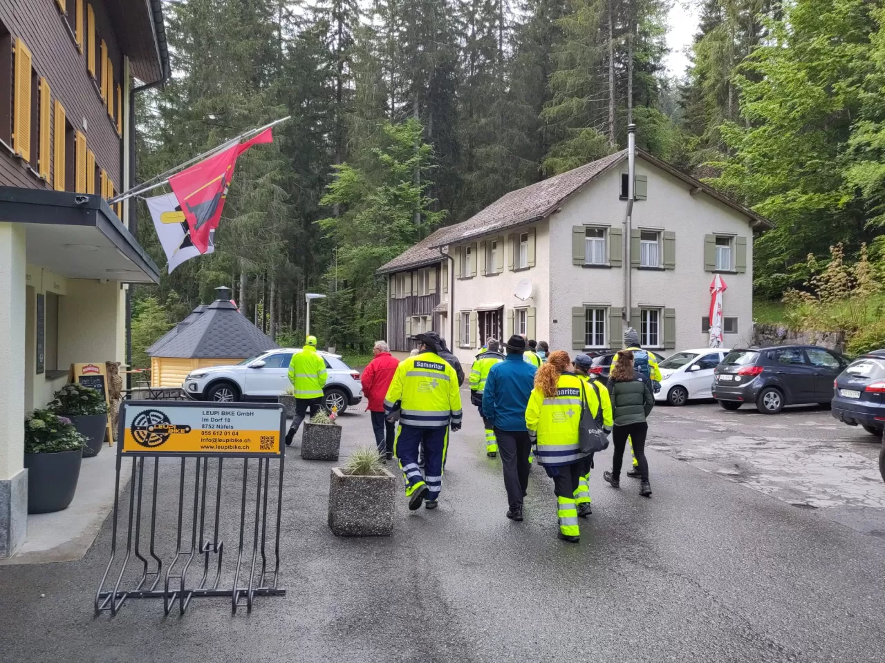 Eine Grupper SamariterInnen auf dem Parkplatz des Hotels Obersee