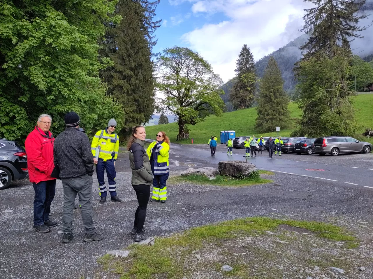 Eine Gruppe SamariterInnen auf dem Parkplatz